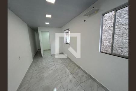 Sala de casa para alugar com 1 quarto, 20m² em Jardim Sulacap, Rio de Janeiro