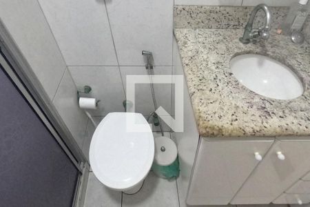Banheiro de apartamento para alugar com 2 quartos, 90m² em Gonzaga, Santos