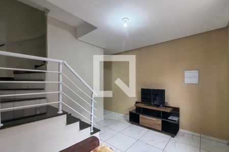 Sala de casa de condomínio para alugar com 2 quartos, 61m² em Real, Praia Grande
