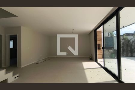 Sala de casa à venda com 4 quartos, 180m² em Vargem Pequena, Rio de Janeiro
