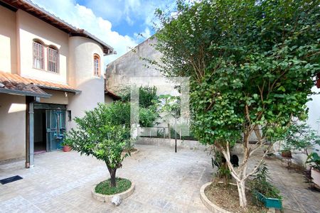 Quintal de casa à venda com 4 quartos, 283m² em Nova Granada, Belo Horizonte