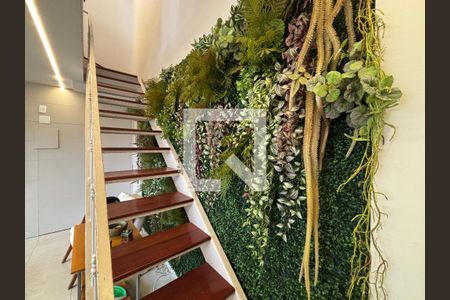 Sala - escada de acesso ao 2° piso de apartamento para alugar com 2 quartos, 100m² em Laranjeiras, Rio de Janeiro