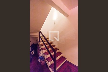 Escada de casa para alugar com 3 quartos, 353m² em Alphaville, Santana de Parnaíba