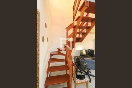 Escada de casa à venda com 4 quartos, 200m² em Cavalhada, Porto Alegre