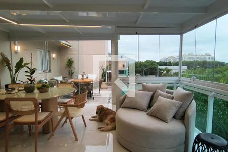 Sala de estar com vista para a cidade, com sofá e mesa de jantar, com decoração simples e moderna. de apartamento à venda com 5 quartos, 150m² em Recreio dos Bandeirantes, Rio de Janeiro