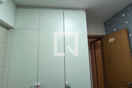 Cabinete de armazenamento branco em uma sala de estar com paredes de azulejos brancos e uma porta de madeira com um nome de criança. de apartamento à venda com 5 quartos, 150m² em Recreio dos Bandeirantes, Rio de Janeiro