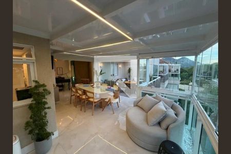 Sala de estar com vista para a cidade, com móveis modernos e iluminação adequada. de apartamento à venda com 5 quartos, 150m² em Recreio dos Bandeirantes, Rio de Janeiro