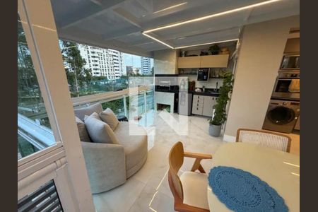Sala de estar com vista para a cidade, com sofá, mesa e cadeira, e janela grande. de apartamento à venda com 5 quartos, 150m² em Recreio dos Bandeirantes, Rio de Janeiro