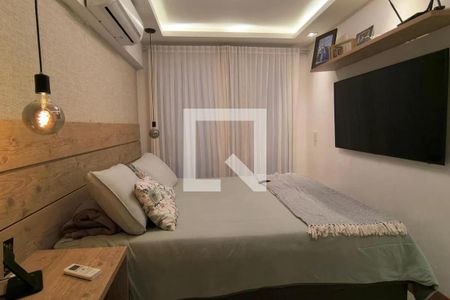Quarto simples com cama de casal, TV e ar condicionado, iluminado por lâmpadas de design. de apartamento à venda com 5 quartos, 150m² em Recreio dos Bandeirantes, Rio de Janeiro