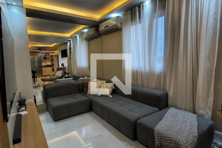 Sala de estar com sofá, mesas e televisão, iluminada por luzes de parede e teto. de apartamento à venda com 5 quartos, 150m² em Recreio dos Bandeirantes, Rio de Janeiro