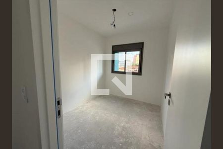 Quarto com porta de vidro e piso de concreto, com iluminação natural e sem móveis. de apartamento à venda com 2 quartos, 63m² em Vila Azevedo, São Paulo