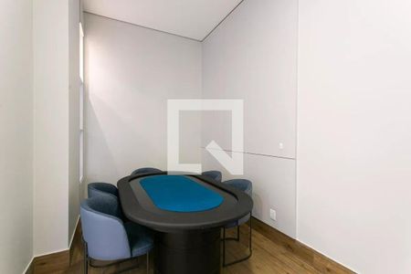Tabela de poker em uma sala de estar com paredes brancas e piso de madeira. de apartamento à venda com 2 quartos, 63m² em Vila Azevedo, São Paulo