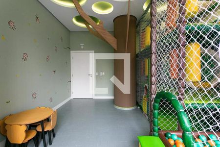Sala de brinquedos com decoração infantil e iluminação alegre. de apartamento à venda com 2 quartos, 63m² em Vila Azevedo, São Paulo