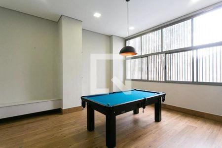 Tabela de bilhar em sala com iluminação adequada e piso de madeira. de apartamento à venda com 2 quartos, 63m² em Vila Azevedo, São Paulo