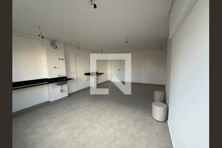Sala com piso de porcelanato, bancadas de granito e iluminação adequada. de apartamento à venda com 2 quartos, 63m² em Vila Azevedo, São Paulo