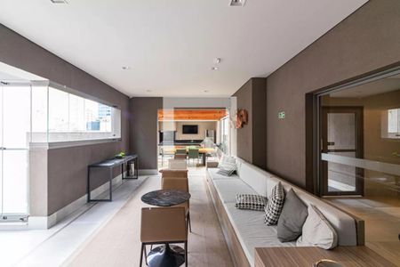 Sala de estar com sofá e mesa de centro, iluminada por luz natural e artificial. de apartamento à venda com 6 quartos, 170m² em Indianópolis, São Paulo