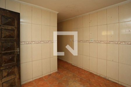 Parede com tijolos e porta de madeira, com iluminação pobre e sem decoração. de casa à venda com 3 quartos, 160m² em Parque Reboucas, São Paulo