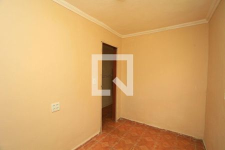 Parede com porta e teto pintados de cor amarela, com piso de azulejo e iluminação adequada. de casa à venda com 3 quartos, 160m² em Parque Reboucas, São Paulo