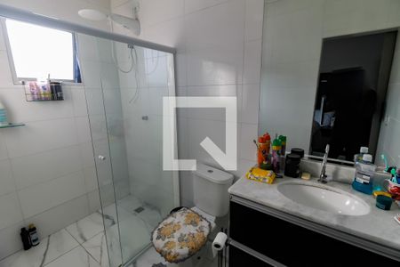 Banheiro da Suíte 1 de casa de condomínio para alugar com 3 quartos, 250m² em Jardim Mirna, Taboão da Serra