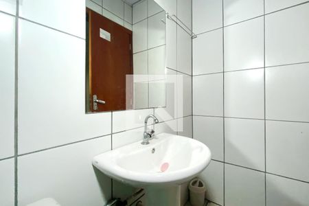 Banheiro de casa para alugar com 1 quarto, 30m² em Sagrada Família, Belo Horizonte