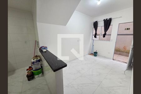 Sala de casa de condomínio para alugar com 1 quarto, 47m² em Jardim Melvi, Praia Grande