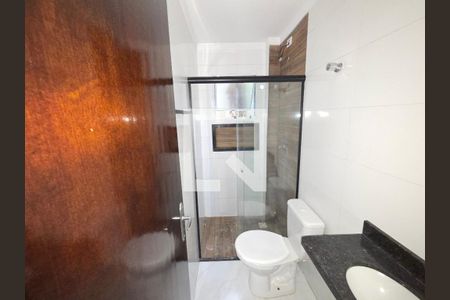 Banheiro de casa de condomínio para alugar com 1 quarto, 47m² em Jardim Melvi, Praia Grande