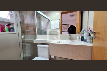 Banheiro da Suíte de apartamento à venda com 3 quartos, 96m² em Vila Scarpelli, Santo André