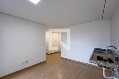 Sala e cozinha de apartamento à venda com 2 quartos, 42m² em Vila Dom Pedro I, São Paulo