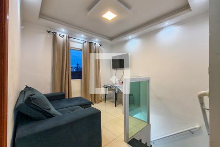 Sala de casa de condomínio para alugar com 2 quartos, 50m² em Maracanã, Praia Grande
