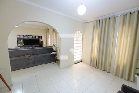 Antessala de casa para alugar com 3 quartos, 250m² em Independência, Taubaté