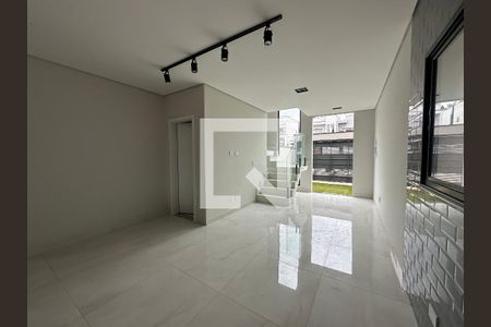 Sala de casa de condomínio à venda com 3 quartos, 130m² em Santana de Parnaíba, Santana de Parnaíba