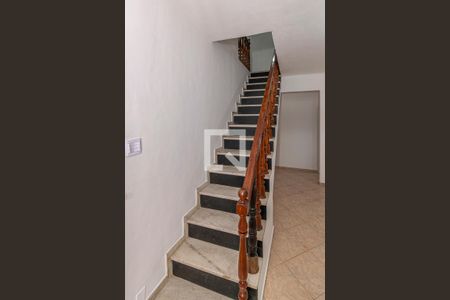 Sala - Acesso ao 2º andar de casa para alugar com 4 quartos, 153m² em Irajá, Rio de Janeiro