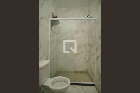 Banheiro de casa de condomínio para alugar com 1 quarto, 49m² em Flamengo, Maricá
