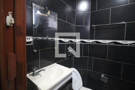 Banheiro de casa para alugar com 2 quartos, 80m² em Novo Horizonte, Nilópolis