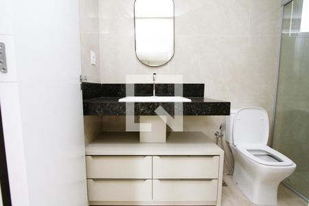 Banheiro de kitnet/studio para alugar com 1 quarto, 54m² em Santa Lúcia, Belo Horizonte
