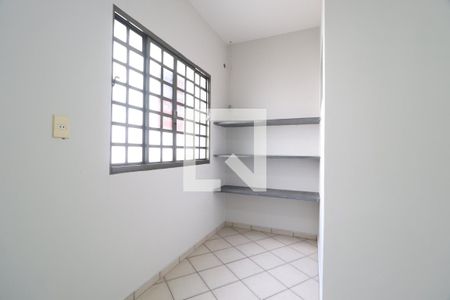 Sala 2 de casa para alugar com 4 quartos, 250m² em Santa Mônica, Uberlândia