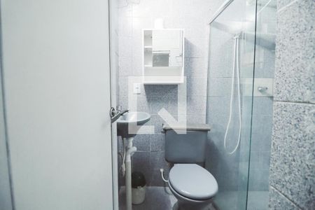 Banheiro de casa para alugar com 1 quarto, 70m² em Vila Carbone, São Paulo