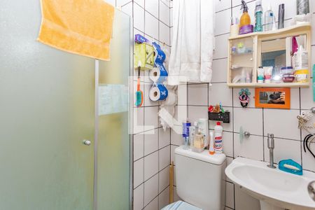 Banheiro de apartamento para alugar com 2 quartos, 55m² em Jardim Santa Emilia, São Paulo