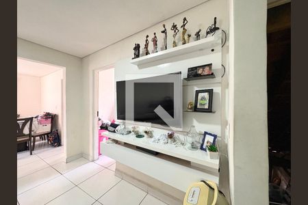 Sala de casa à venda com 3 quartos, 270m² em Vila Serralheiro, São Paulo