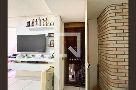 Casa à venda com 3 quartos, 220m² em Vila Serralheiro, São Paulo