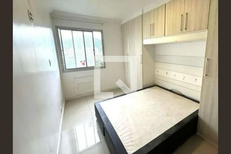 Quarto com cama, armários e janela, iluminado por luz natural e artificial. de apartamento à venda com 2 quartos, 73m² em Barra da Tijuca, Rio de Janeiro