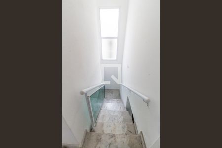 Escada de casa de condomínio à venda com 2 quartos, 70m² em Chácara do Solar Ii (fazendinha), Santana de Parnaíba
