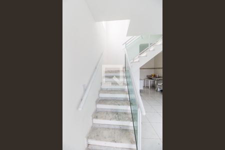 Escada de casa de condomínio à venda com 2 quartos, 70m² em Chácara do Solar Ii (fazendinha), Santana de Parnaíba