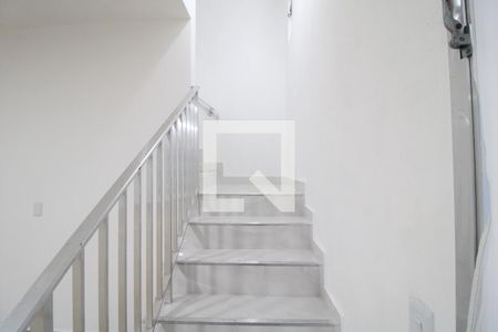 Escada de casa para alugar com 3 quartos, 210m² em Socorro, São Paulo