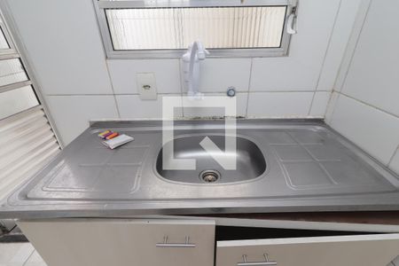 Sala/Cozinha de casa para alugar com 2 quartos, 49m² em Jardim das Camelias, São Paulo
