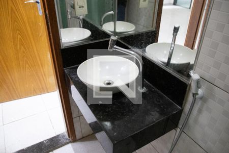 Banheiro da Suíte de casa à venda com 3 quartos, 295m² em Setor Central, Goiânia