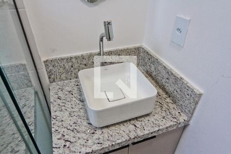 Banheiro de kitnet/studio para alugar com 1 quarto, 28m² em Vila Dom Pedro Ii, São Paulo