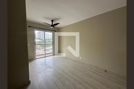 Sala de apartamento para alugar com 3 quartos, 67m² em Jardim Tupanci, Barueri