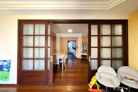 Casa à venda com 5 quartos, 360m² em Fernão Dias, Belo Horizonte