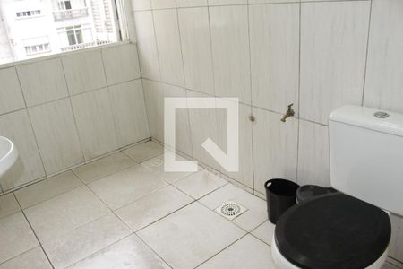 Banheiro social de kitnet/studio para alugar com 1 quarto, 34m² em Republica, São Paulo